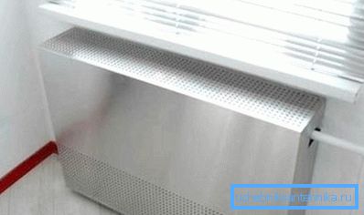 Écran métallique sur un radiateur avec des trous pour une circulation d'air libre Écran métallique sur un radiateur avec des trous pour une circulation d'air libre