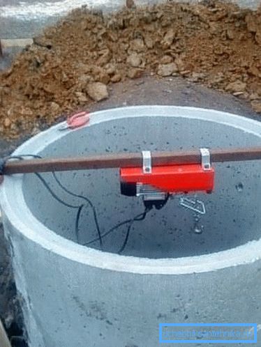 Mini treuil pour l'extraction de seaux remplis. Mini treuil pour l'extraction de seaux remplis.