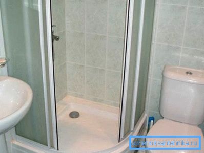 La taille minimale d'une salle de bain avec douche est de 80 cm sur 80 cm.