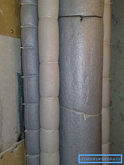 De nombreux propriétaires isolent complètement les tuyaux pour éviter les différences de température et, par conséquent, la condensation. De nombreux propriétaires isolent complètement les tuyaux pour éviter les différences de température et, par conséquent, la condensation.