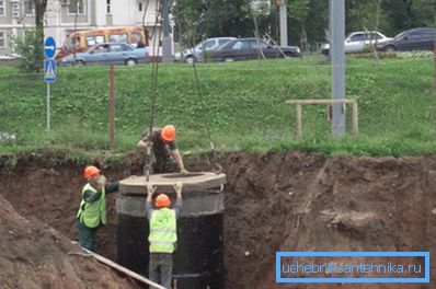 Installation d'un puits d'égout.