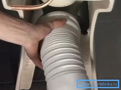 Installation du brassard à la sortie de la cuvette des toilettes