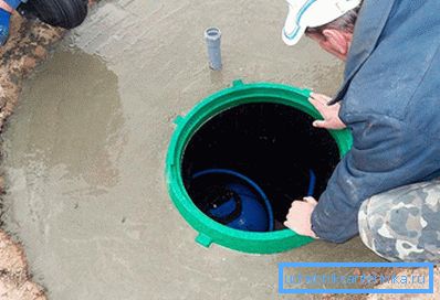 Installation d'équipement dans un caisson en plastique pour puits Installation d'équipement dans un caisson en plastique pour puits