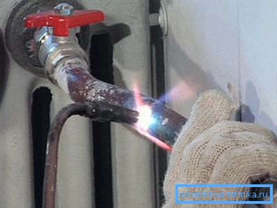 L'installation de lignes d'acier nécessitera un équipement spécial. L'installation de lignes d'acier nécessitera un équipement spécial.