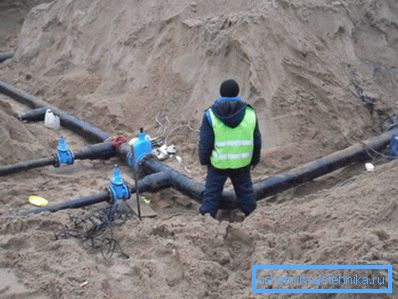 Installation d'une conduite d'eau froide. Installation d'une conduite d'eau froide.