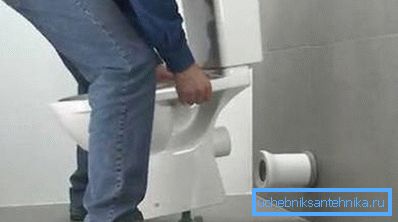 Installation d'une cuvette de toilette sur des supports pré-fixés