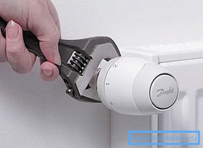 L'installation est effectuée à l'aide d'une clé à molette. L'installation est effectuée à l'aide d'une clé à molette.