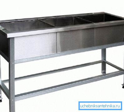 Un évier en acier inoxydable pour la salle à manger est disponible prêt à l'emploi. Un évier en acier inoxydable pour la salle à manger est disponible prêt à l'emploi.