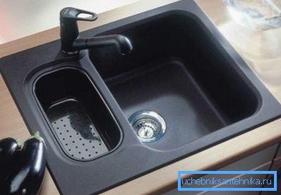 Évier avec deux bols - une excellente solution pour la cuisine. Évier avec deux bols - une excellente solution pour la cuisine.