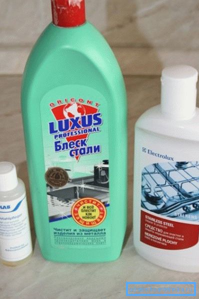 Les détergents liquides et en gel sont le meilleur moyen de laver un évier en acier inoxydable. Les détergents liquides et en gel sont le meilleur moyen de laver un évier en acier inoxydable.