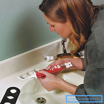 Vous pouvez également traiter le siège avec du mastic. Vous pouvez également traiter le siège avec du mastic.