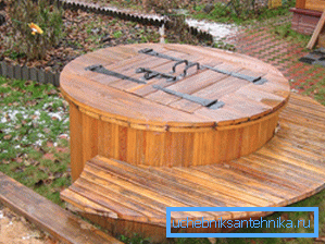 Vous pouvez aller encore plus loin et non seulement enfiler une bague de puits avec un arbre, mais également créer un banc décoratif autour de la circonférence.