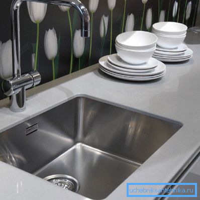 Les assiettes lavées s'alignent parfaitement à côté de Les assiettes lavées s'alignent parfaitement à côté de