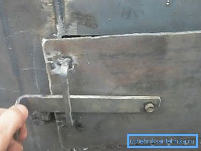 Sur la porte doit être un loquet de verrouillage (photo) Sur la porte doit être un loquet de verrouillage (photo)