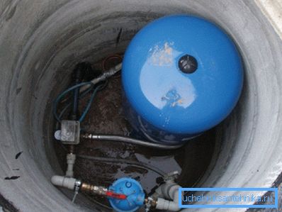 Sur la photo - placement d'équipement pour l'alimentation en eau de la maison à partir d'un puits dans le caisson. Sur la photo - placement d'équipement pour l'alimentation en eau de la maison à partir d'un puits dans le caisson.