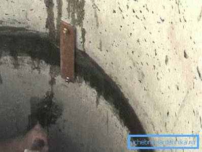 Sur la photo - un support pour la fixation de profilés en béton Sur la photo - un support pour la fixation de profilés en béton
