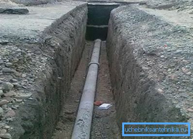 Sur la photo - un tuyau d’amiante qui protégera de manière fiable les conduites d’eau Sur la photo - un tuyau d’amiante qui protégera de manière fiable les conduites d’eau