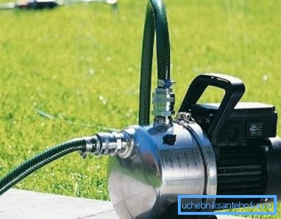 Sur la photo - une option démocratique pour le puits de datcha, sa tête suffit à arroser les lits Sur la photo - une option démocratique pour le puits de datcha, sa tête suffit à arroser les lits