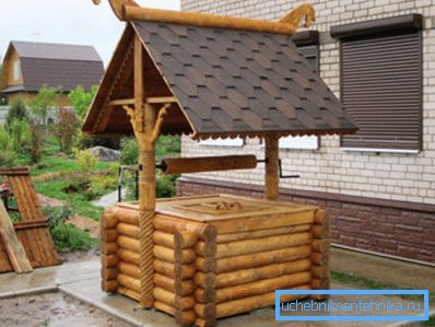 Sur la photo - une maison pour un puits sous la forme d'un journal Sur la photo - une maison pour un puits sous la forme d'un journal