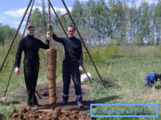 Sur la photo - une tarière suspendue qui permet de creuser des puits jusqu'à 30 mètres de profondeur