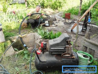 Sur une photo - pompage d'un puits après forage Sur une photo - pompage d'un puits après forage
