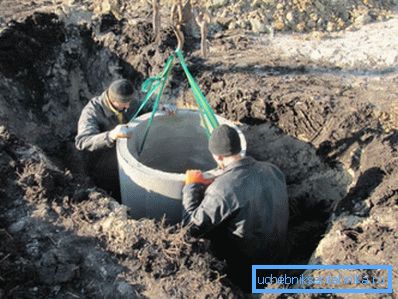 Sur la photo - la construction d'un puits en béton Sur la photo - la construction d'un puits en béton