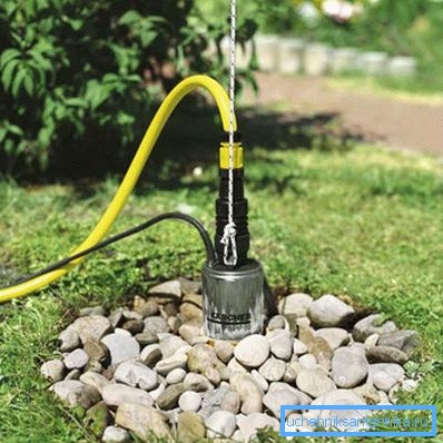 Sur la photo - installation d'une pompe à eau