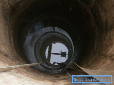 Sur la photo - mine à eau avec pompe immergée