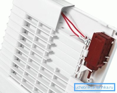 Sur la photo - ventilateur d'extraction automatique avec capteur Sur la photo - ventilateur d'extraction automatique avec capteur