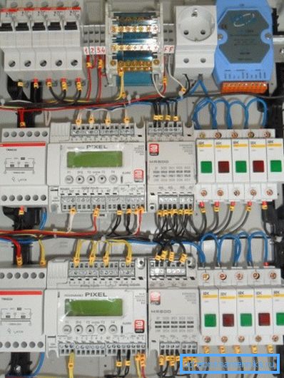 Dans la ventilation photo - automatique pour 4 installations. Dans la ventilation photo - automatique pour 4 installations.