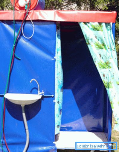 Dans la cabine photo autonome avec eau chauffée. Dans la cabine photo autonome avec eau chauffée.