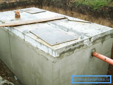 Sur la photo - décanteur en béton Sur la photo - décanteur en béton
