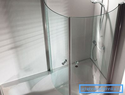 Sur la photo - cabine de douche sans cadre