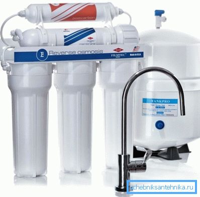 Dans le système de filtration photo - domestique de l'eau potable. Dans le système de filtration photo - domestique de l'eau potable.