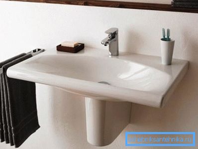 Sur la photo est un bol en porcelaine