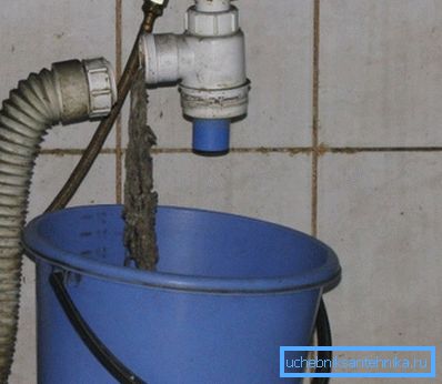 Sur la photo - siphon de nettoyage des ordures Sur la photo - siphon de nettoyage des ordures