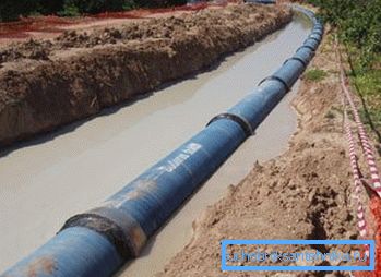 Sur la photo - pipeline en fonte Sur la photo - pipeline en fonte
