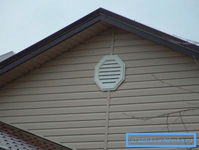 La photo montre une maison avec une ventilation à pignon. La photo montre une maison avec une ventilation à pignon.