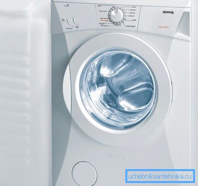 La photo montre une machine à laver sans connexion à l'alimentation en eau. La photo montre une machine à laver sans connexion à l'alimentation en eau.
