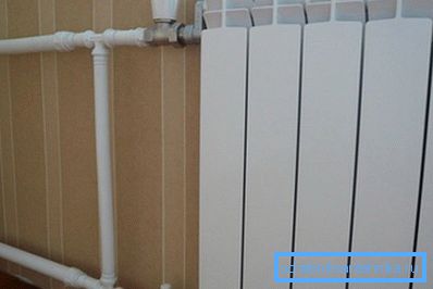 La photo montre les tuyaux connectés au radiateur.