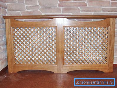 Sur la photo - grilles en bois à l'intérieur. Sur la photo - grilles en bois à l'intérieur.