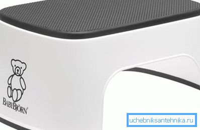 Sur la photo - un stand pour enfants pour un lavabo Sur la photo - un stand pour enfants pour un lavabo