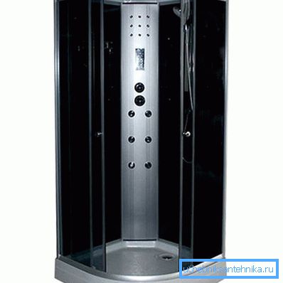 Sur la photo: une cabine de douche avec une base basse de 90 sur 90 représente le rapport optimal entre confort et gain de place