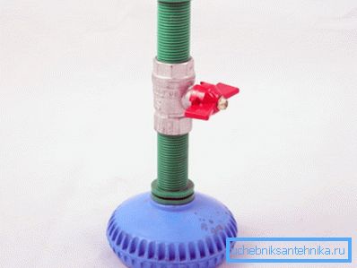 Sur la photo - douche avec valve