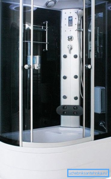 Sur la photo: les cabines de douche 120 sur 80 avec un haut puisard ne sont pas inférieures en capacité à une petite baignoire et le dépassent dans le temps Sur la photo: les cabines de douche 120 sur 80 avec un haut puisard ne sont pas inférieures en capacité à une petite baignoire et le dépassent dans le temps
