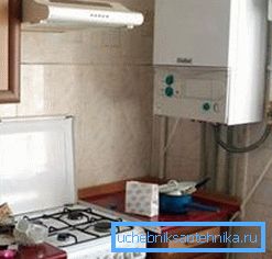 Sur la photo - une chaudière à gaz moderne à double circuit pour le chauffage autonome d'appartements