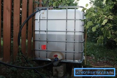 Sur la photo - un conteneur avec un robinet d'eau sur le site Sur la photo - un conteneur avec un robinet d'eau sur le site