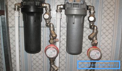 Sur la photo: si vous avez à la fois de l'eau chaude et de l'eau froide, vous aurez besoin de deux unités de nettoyage. Sur la photo: si vous avez à la fois de l'eau chaude et de l'eau froide, vous aurez besoin de deux unités de nettoyage.