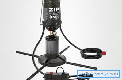 Sur la photo: cette option peut être installée n'importe où et profiter d'une douche chaude, l'eau est chauffée du brûleur, la pompe est alimentée par des piles Sur la photo: cette option peut être installée n'importe où et profiter d'une douche chaude, l'eau est chauffée du brûleur, la pompe est alimentée par des piles