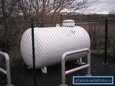 Sur la photo - réservoir de gaz liquéfié Sur la photo - réservoir de gaz liquéfié